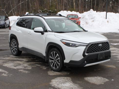 Used 2023 Toyota Corolla Cross XLE w/ Convenience Package image 3