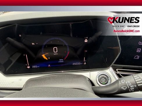 Used 2025 Chevrolet Trax LT w/ LT Convenience Package FWD image 17