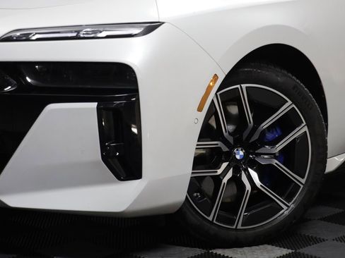 Certified 2025 BMW 760i xDrive w/ Executive Package AWD/4WD image 3