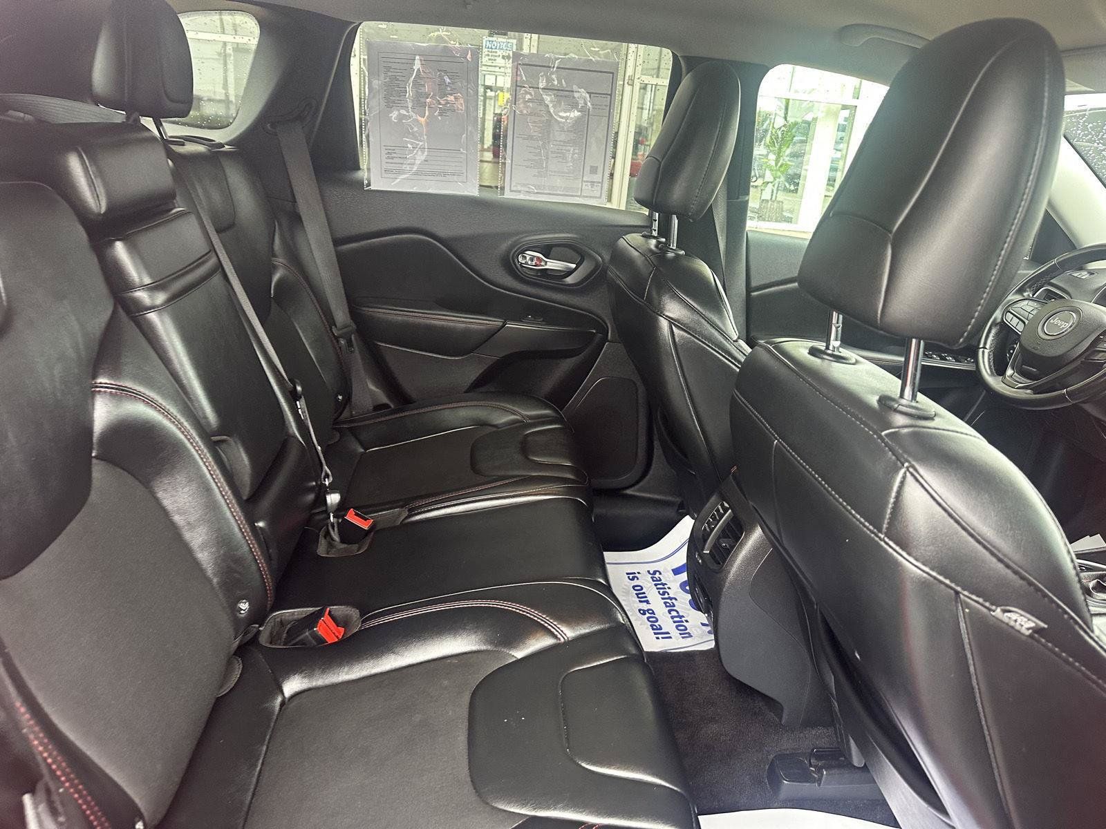 Used 2019 Jeep Cherokee Trailhawk AWD/4WD image 25