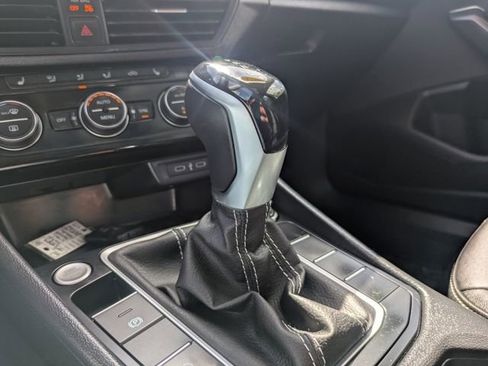 Used 2024 Volkswagen Jetta SE w/ Panoramic Sunroof Package image 28