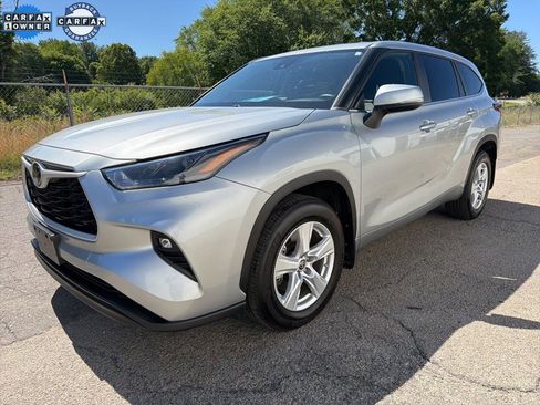 Used 2024 Toyota Highlander LE AWD/4WD image 6