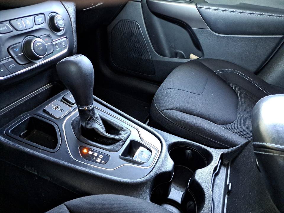 Used 2019 Jeep Cherokee Latitude w/ Popular Appearance Group FWD image 29