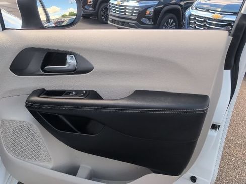Used 2023 Chrysler Pacifica Touring-L FWD image 46