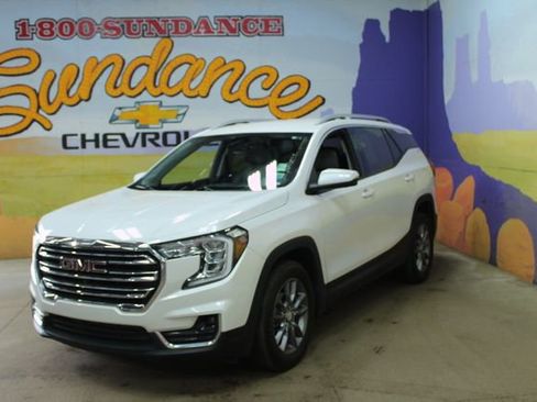 Used 2022 GMC Terrain SLT w/ Infotainment Package II AWD/4WD image 2