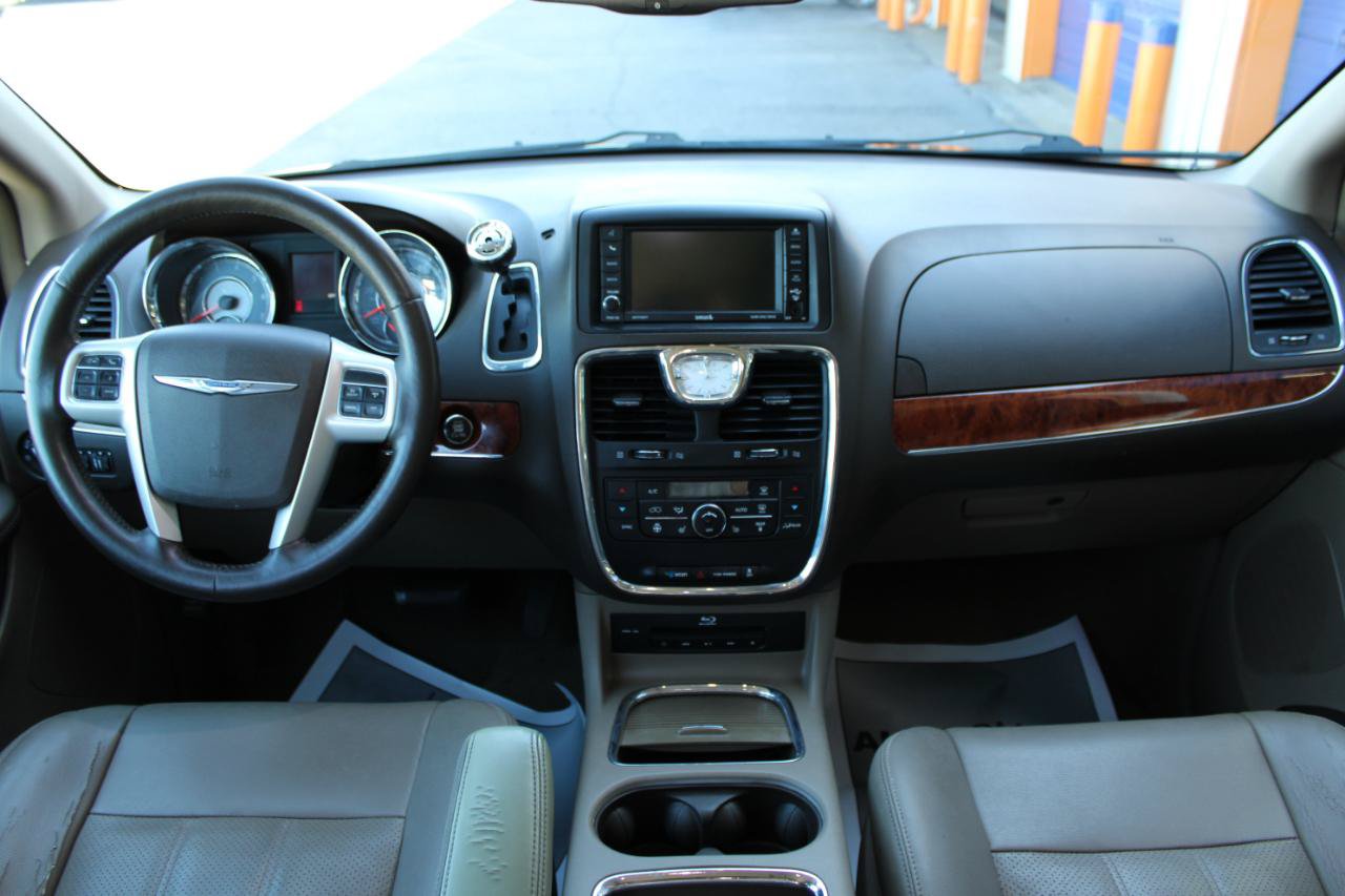 Used 2015 Chrysler Town & Country Touring-L w/ Driver Convenience Group FWD image 41