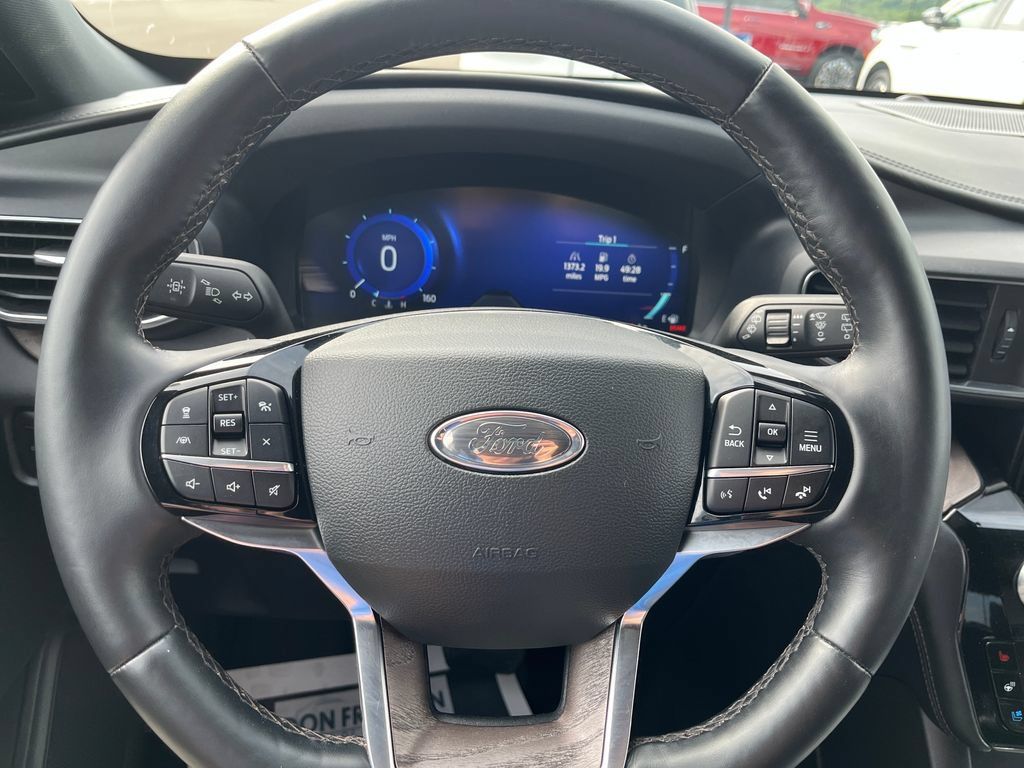 Used 2022 Ford Explorer Platinum w/ Equipment Group 601A AWD/4WD image 14