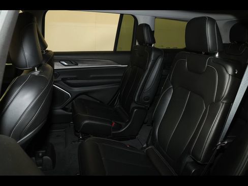 Used 2022 Jeep Grand Cherokee L Limited AWD/4WD image 32