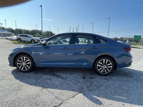 Used 2025 Volkswagen Jetta SE FWD image 8