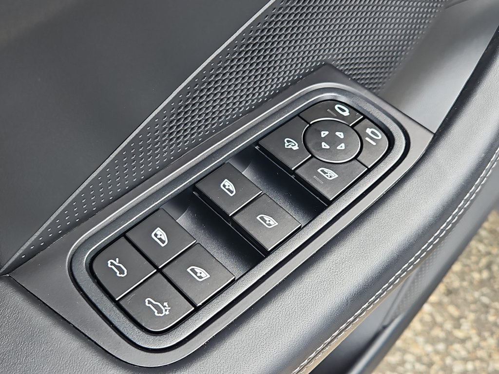 Certified 2025 Porsche Macan 4S Electric AWD/4WD image 33