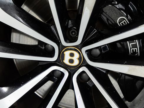 Used 2020 Bentley Bentayga AWD/4WD image 17