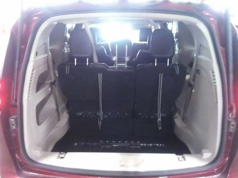 Used 2023 Chrysler Pacifica Touring-L FWD image 5