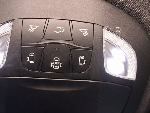 Used 2025 Chrysler Pacifica Select image 28