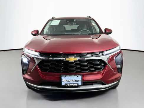 Used 2025 Chevrolet Trax LT FWD image 2