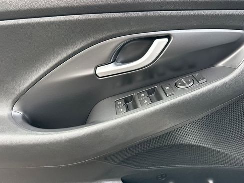 Used 2018 Hyundai Elantra GT image 12