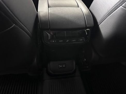 Used 2024 Toyota Highlander XLE AWD/4WD image 20