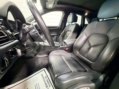 Certified 2021 Porsche Macan image 5