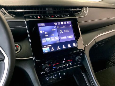 Used 2023 Jeep Grand Cherokee L Laredo image 6