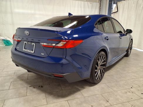 Used 2025 Toyota Camry SE w/ Convenience Package image 9