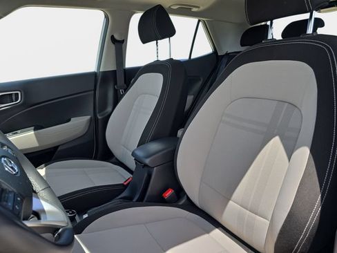Used 2025 Hyundai Venue SEL FWD image 17