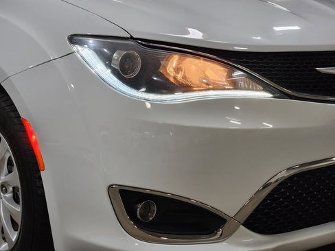 Used 2018 Chrysler Pacifica Touring Plus FWD image 13
