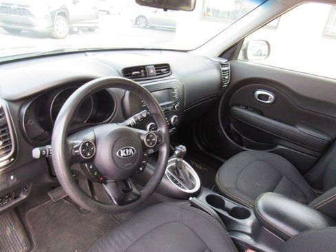Used 2016 Kia Soul + image 10