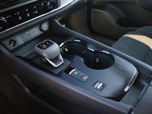 Used 2024 Nissan Rogue S image 17