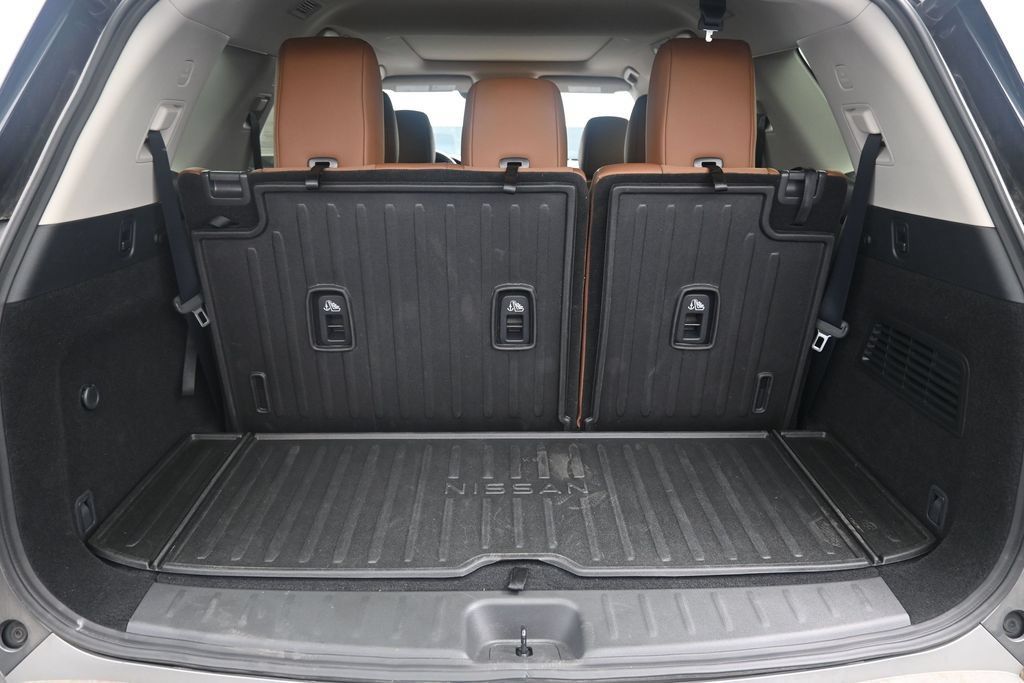 Used 2025 Nissan Pathfinder Platinum AWD/4WD image 17