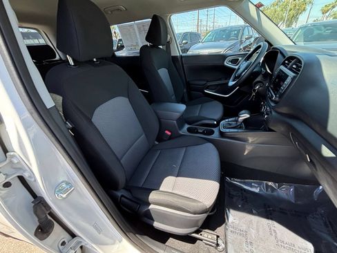 Used 2025 Kia Soul LX w/ LX Technology Package FWD image 35