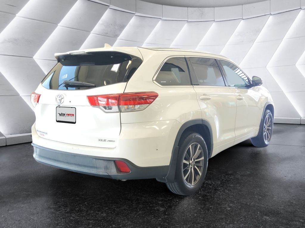 Used 2017 Toyota Highlander XLE w/ Carpet Mat Package AWD/4WD image 4