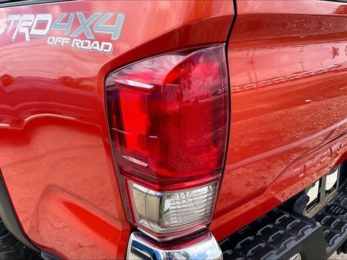Used 2017 Toyota Tacoma TRD Off-Road w/ Tow Package (A/T) AWD/4WD image 15