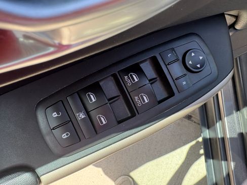Used 2018 Jeep Cherokee Limited w/ Trailer Tow Group AWD/4WD image 11