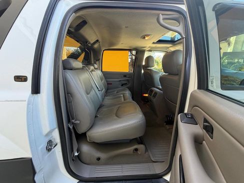 Used 2005 Chevrolet Avalanche 2500 w/ Preferred Equipment Group image 18