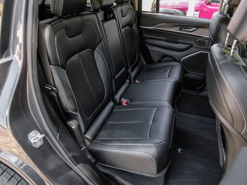 Used 2022 Jeep Grand Cherokee Limited image 46