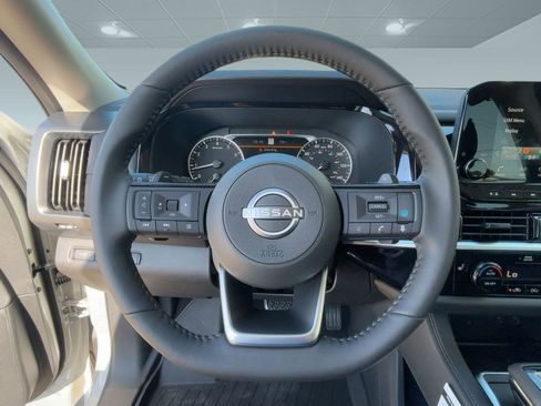 New 2025 Nissan Pathfinder SL image 17