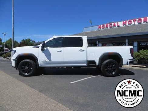 Used 2025 GMC Sierra 2500 AT4 AWD/4WD image 2