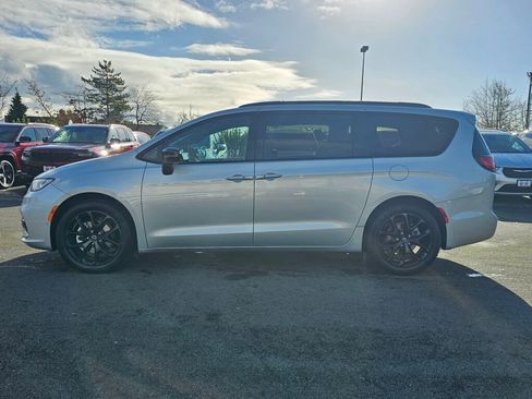 New 2026 Chrysler Pacifica Select image 5