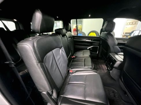 Used 2024 Jeep Wagoneer L Series III w/ Flexible Seating Group AWD/4WD image 16