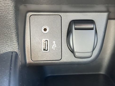 Used 2021 Nissan Versa SV FWD image 21