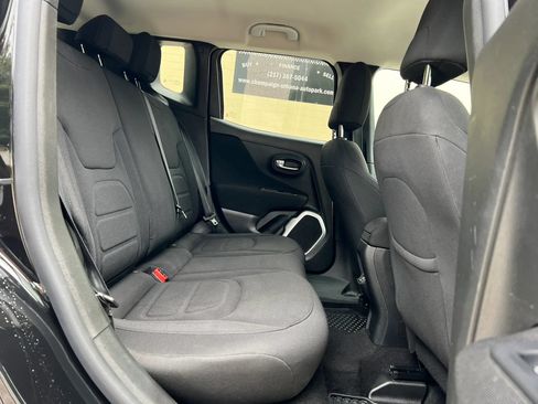 Used 2018 Jeep Renegade Latitude w/ Cold Weather Group AWD/4WD image 17