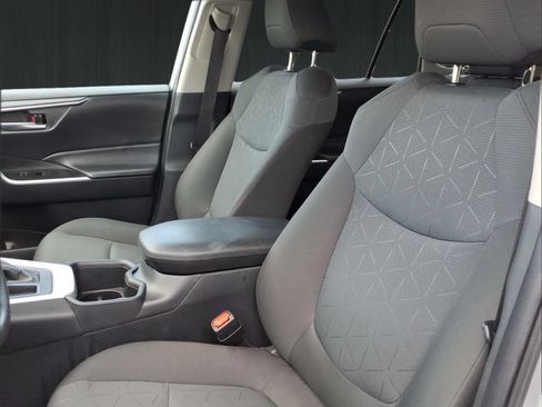 Used 2024 Toyota RAV4 XLE FWD image 17