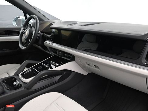 Used 2025 Porsche Cayenne image 13