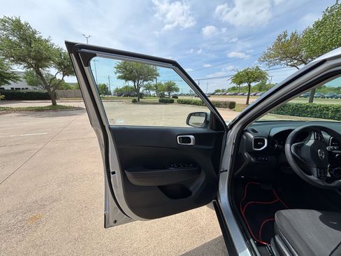 Used 2021 Hyundai Venue SE image 11