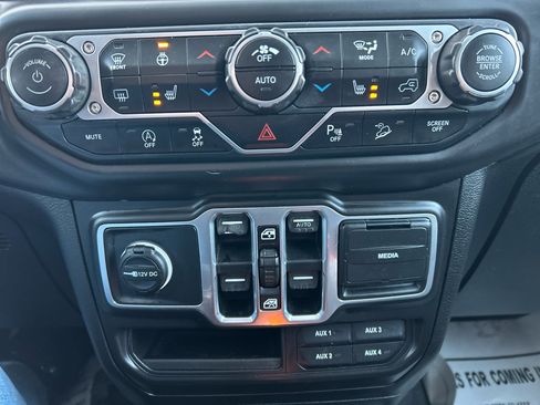 Used 2018 Jeep Wrangler Unlimited Sahara image 16