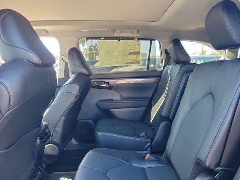 New 2026 Toyota Highlander Platinum AWD/4WD image 15
