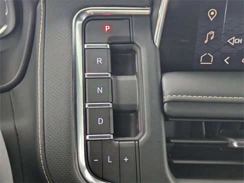 Used 2024 GMC Yukon SLT w/ SLT Luxury Package image 34