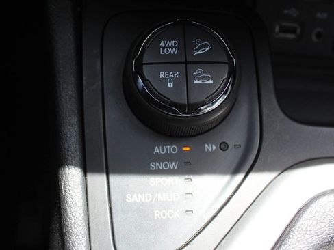 Used 2014 Jeep Cherokee Trailhawk w/ Technology Group AWD/4WD image 16