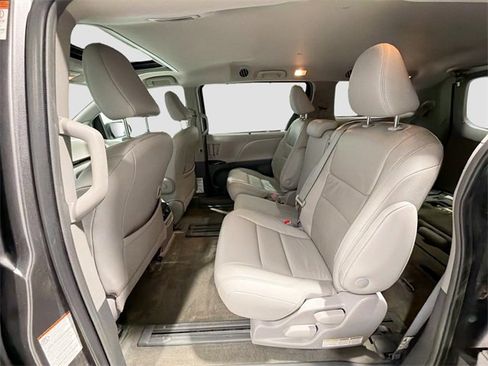 Used 2018 Toyota Sienna Limited image 21