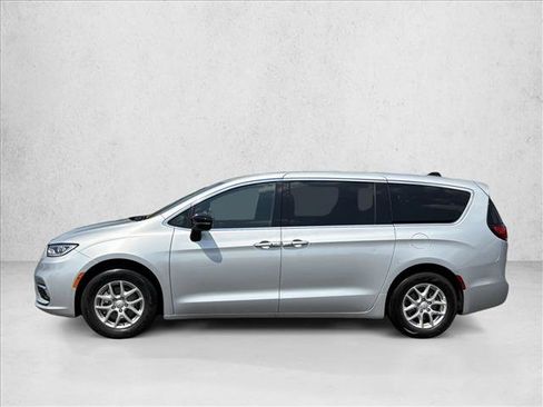 Used 2026 Chrysler Pacifica Select FWD image 8