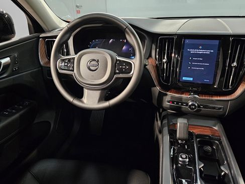 Used 2024 Volvo XC60 B5 Plus image 9